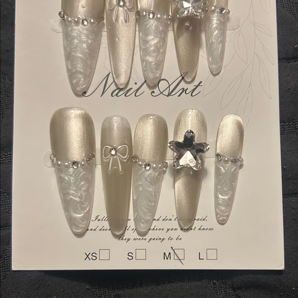 Handmade Elegant Silver Nail Press-On Set - Picture 7 of 7